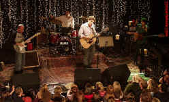 cs-JohnMayer-video3-Athens2702.JPG (112176 bytes)