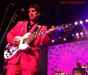 cs-ChrisIsaak6-Atlanta73103.JPG (57517 bytes)