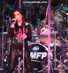 cs-LisaMariePresley9-Atlanta73103.JPG (47857 bytes)