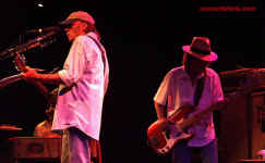 cs-NeilYoung6-Atlanta61103.JPG (88684 bytes)